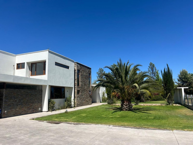 Preciosa Casa Mediterránea en Exclusivo Condominio Lonquén