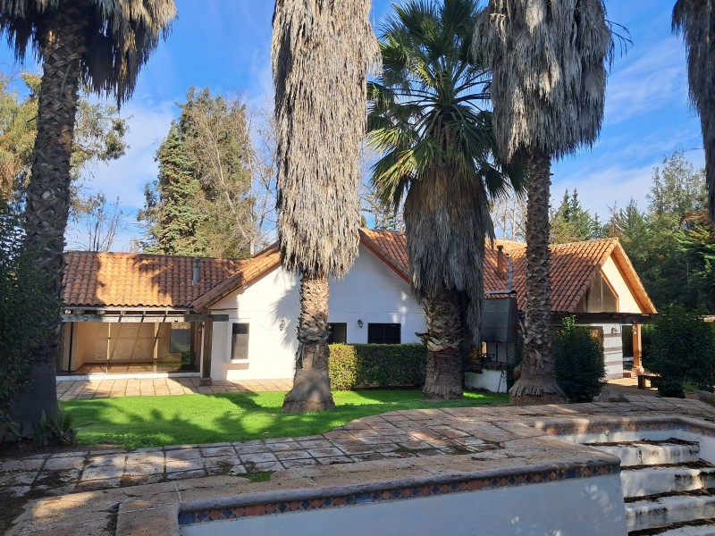 Hermosa Parcela Con Amplia Casa Con Piscina en Condominio