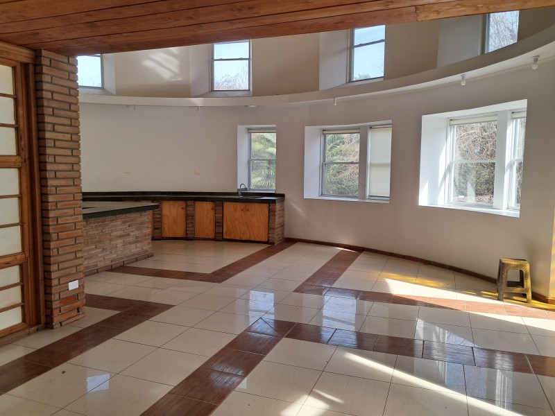 Parcela Con Amplia Casa en Condominio Cerrado