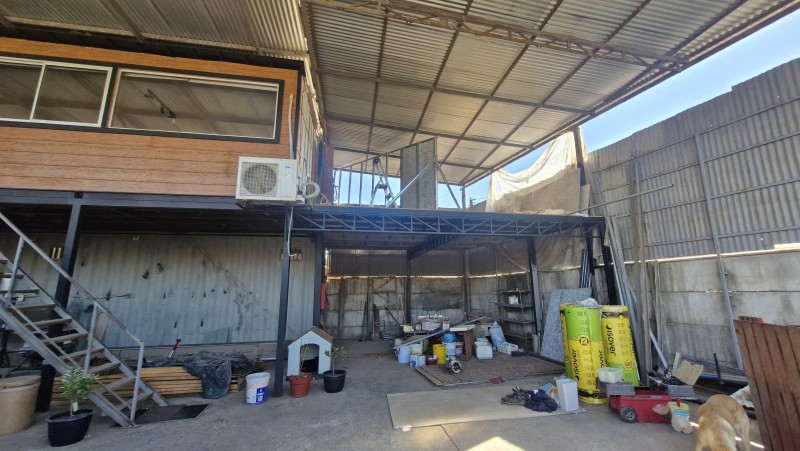 Galpon,bodega,1 Continente y Casa en 2 Piso.