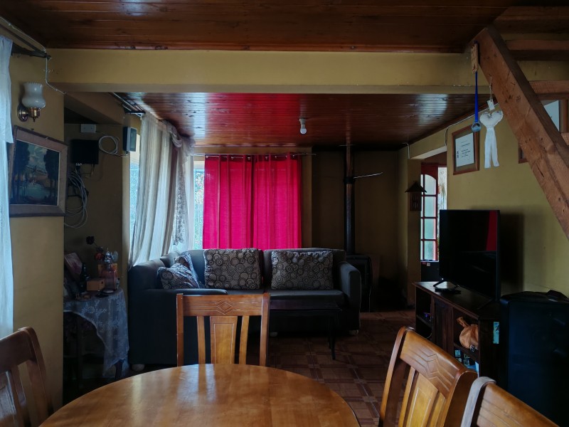 Amplia Casa Con Gran Terreno y Excelente Ubicación