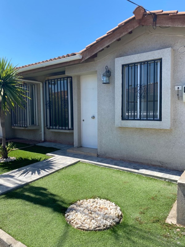 en Arriendo Casa Ubicada en Condominio Altos de Machali.