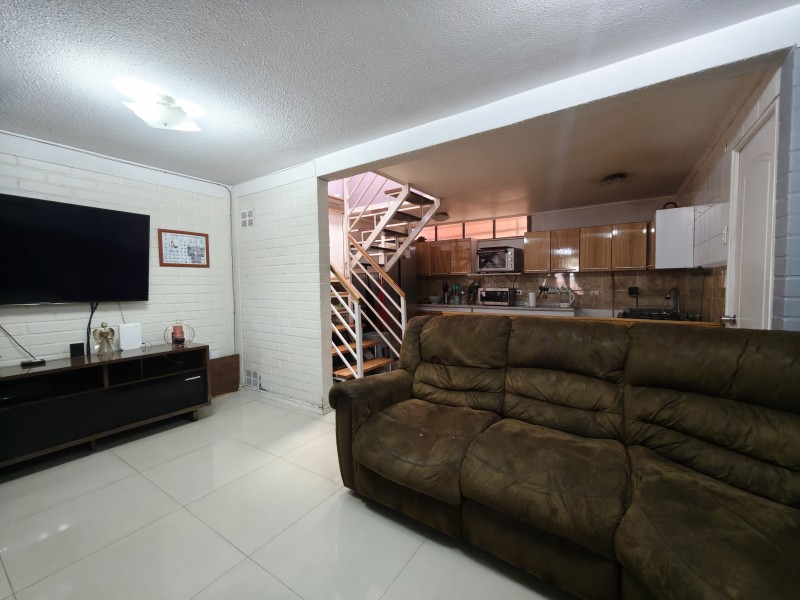 Se Vende Casa Ampliada en Av. Cuatro Poniente, Maipú