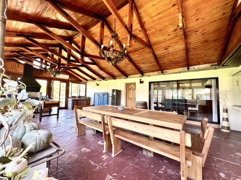 Gran Casa Con Parque, 5D4B + Estar + Depto + Bodegas