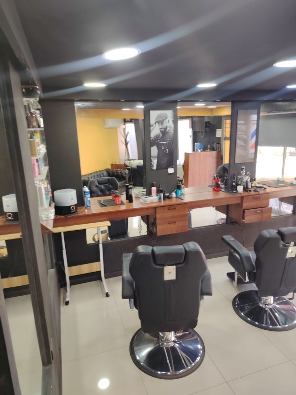 Barberia Funcionando Con Estacionamiento Clientes Fiel