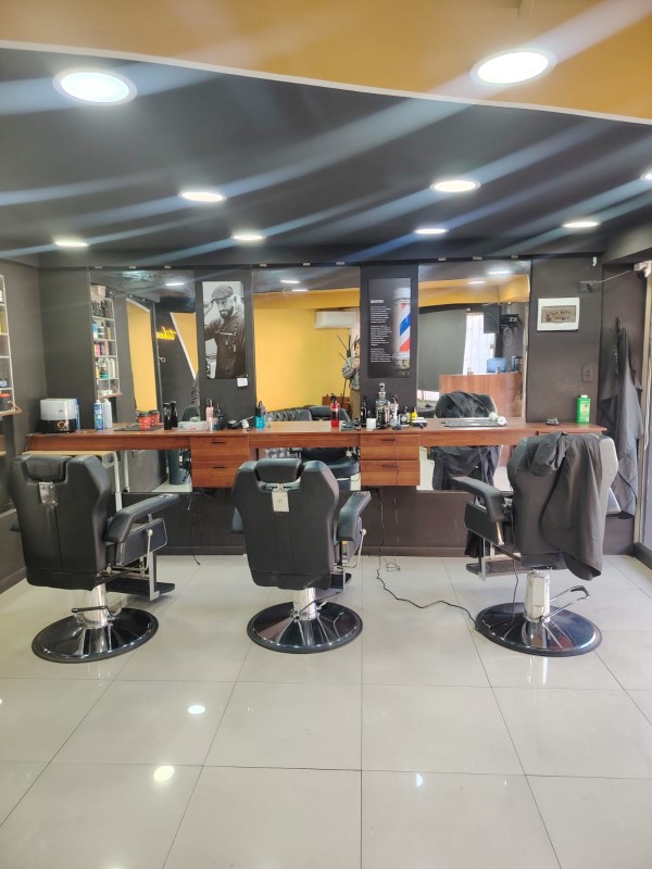 Barberia Funcionando Con Estacionamiento Clientes Fiel