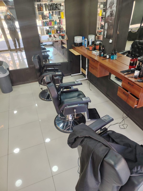 Barberia Funcionando Con Estacionamiento Clientes Fiel