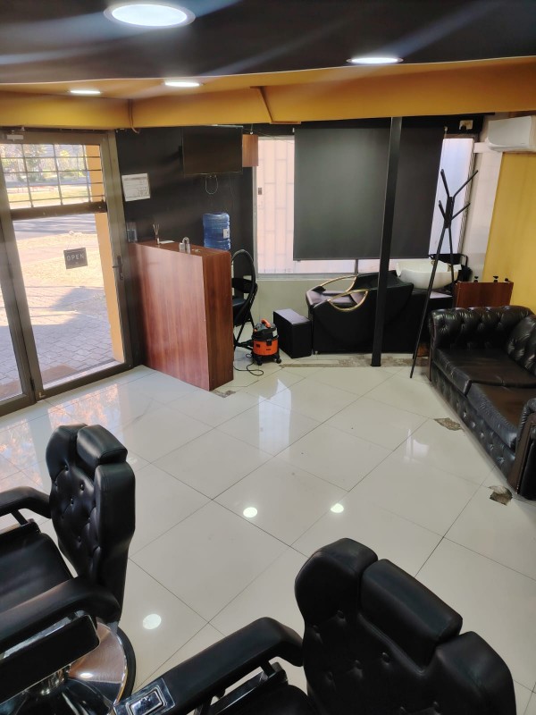 Barberia Funcionando Con Estacionamiento Clientes Fiel