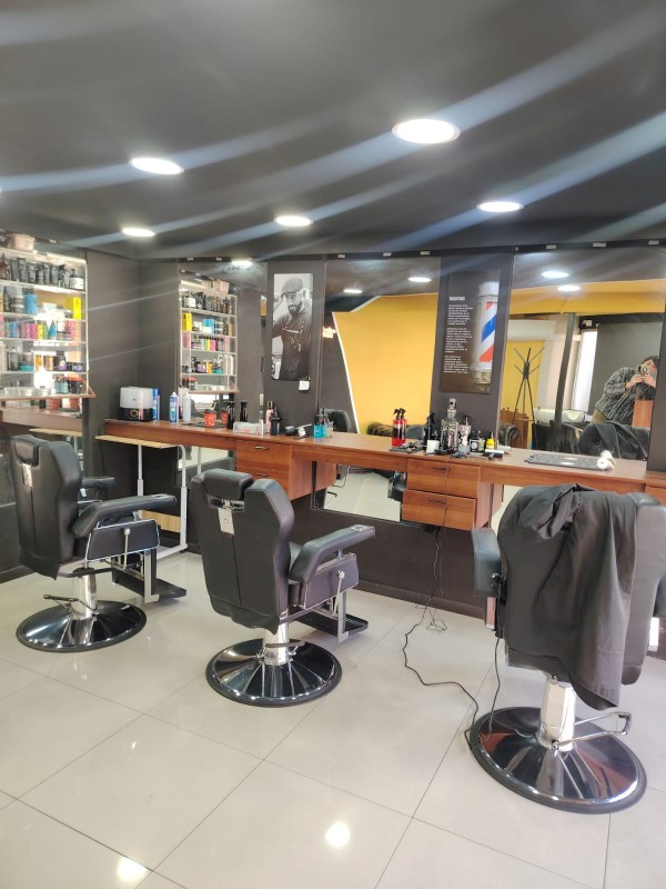 Barberia Funcionando Con Estacionamiento Clientes Fiel