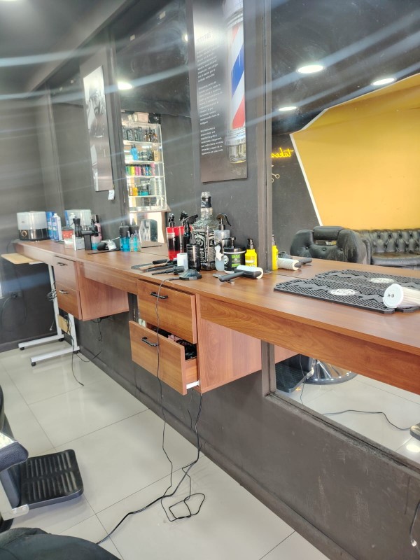 Barberia Funcionando Con Estacionamiento Clientes Fiel