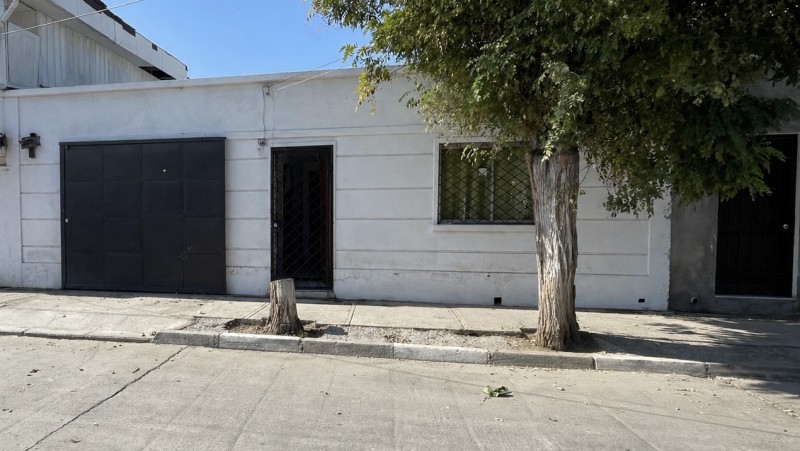 Fotografía de Amplia Casa Ideal para Remodelar