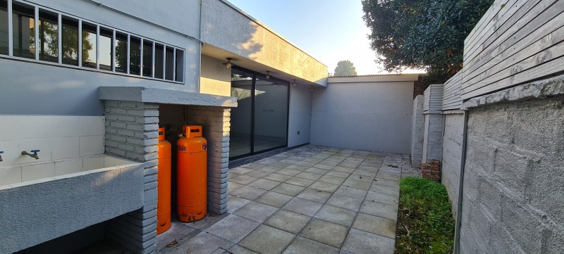 Centrica Propiedad, Dos Pisos, Impecable y Remodelada
