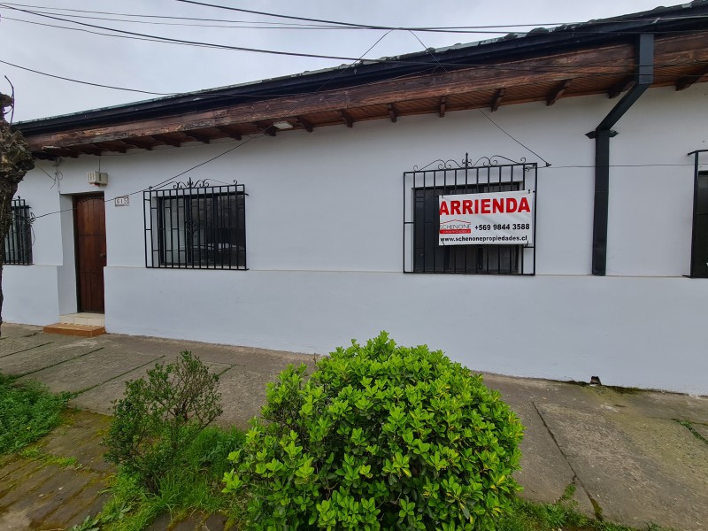 ¡Se arrienda casa con excelente ubicación en el centro!