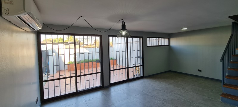 Centrica Propiedad, Dos Pisos, Impecable y Remodelada