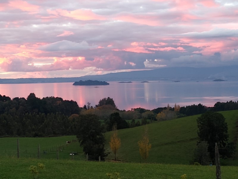 Casa Con Vista Panorámica Al Lago Con 2 Cabañas y Acceso Río