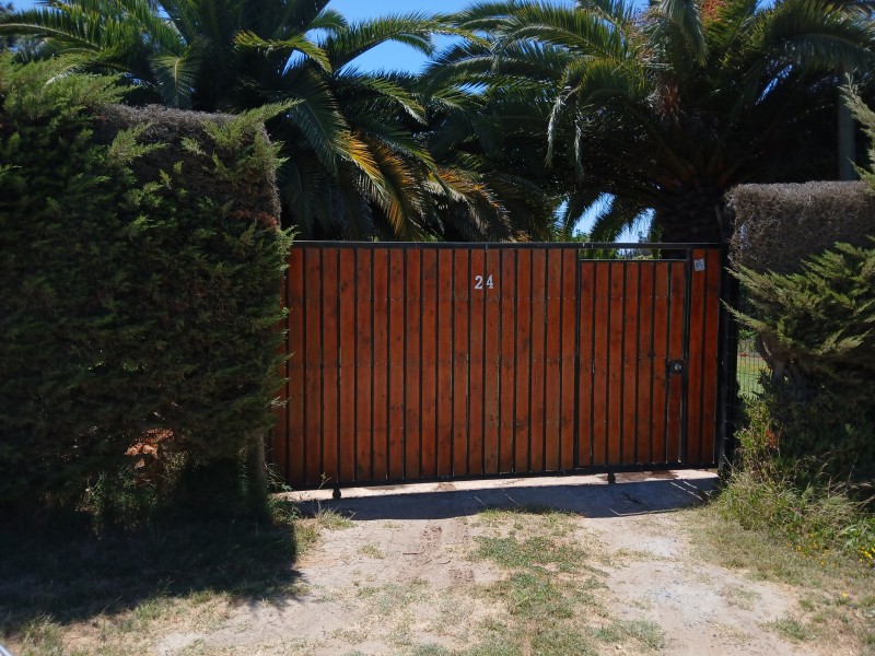 Gran Cabaña Con Piscina, Terraza y Muchos Árboles y Pájaros