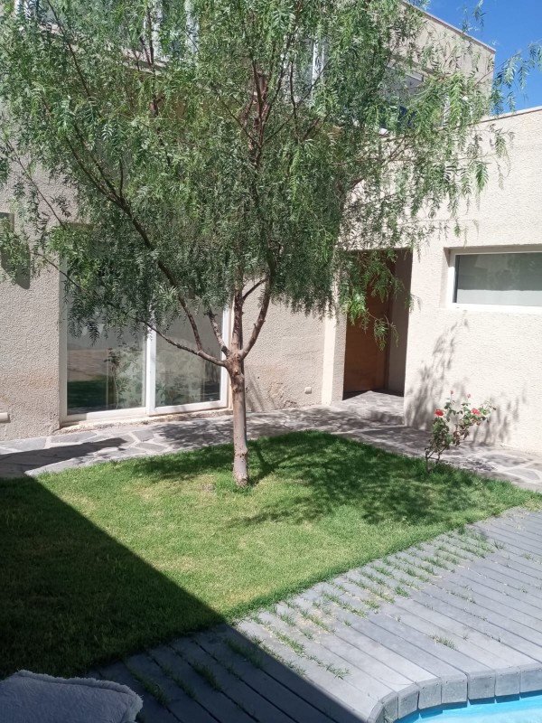 Casa en Venta – Calera de Tango Piscina – Quincho