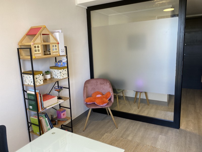 Se Arrienda Oficina Con un Box, Sala Espera y Baño Privado.