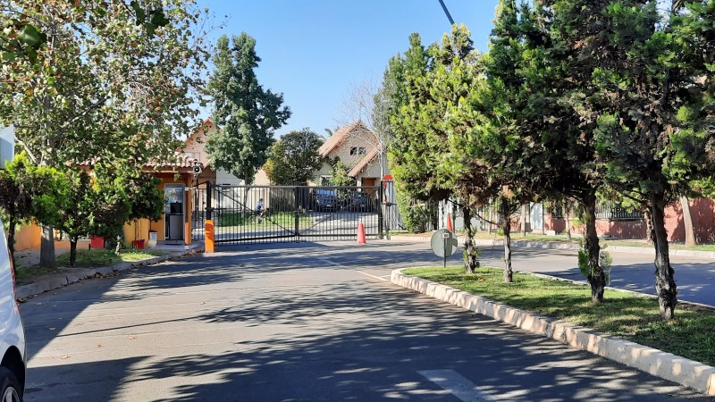 Casa 4 Dormitorios, 4 Baños, 2 Estacionamientos, Dueño