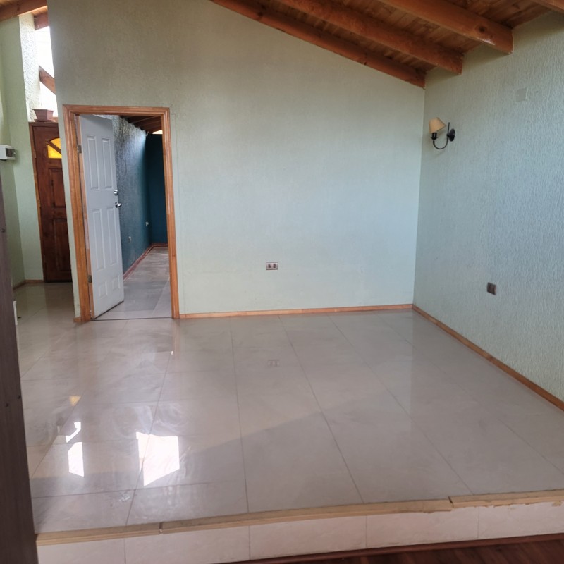 Amplia Casa 2 Dormitorios, Patio Trasero, Portón Eléctrico,.