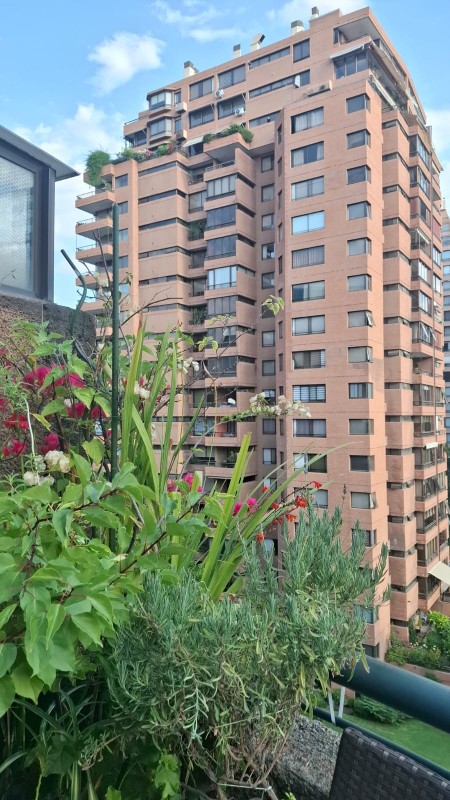 Arrienda Tu Espacio Ideal en las Condes, A Pasos del Metro.