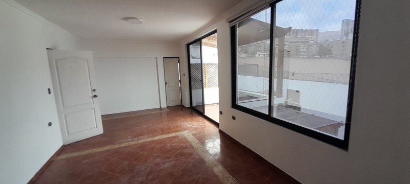 Amplia Casa de 5D y 5B Con Piscina en Excelente Sector