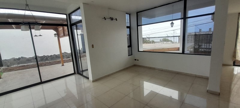 Amplia Casa de 5D y 5B Con Piscina en Excelente Sector