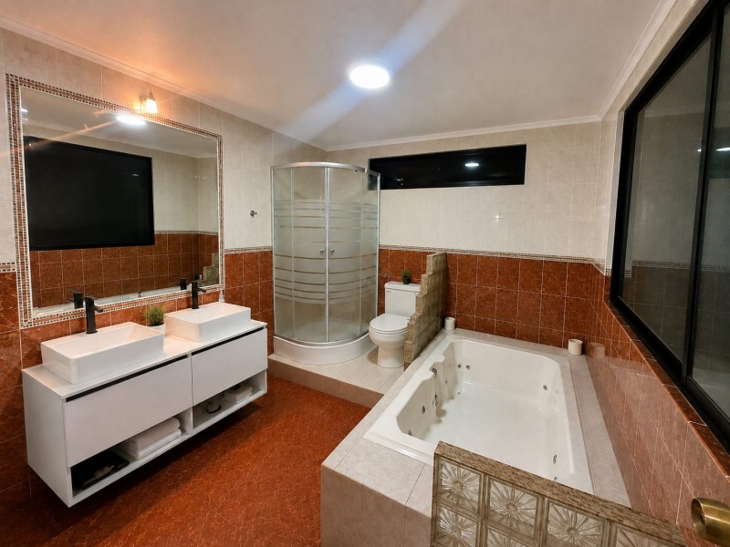 Amplia Casa de 5D y 5B Con Piscina en Excelente Sector