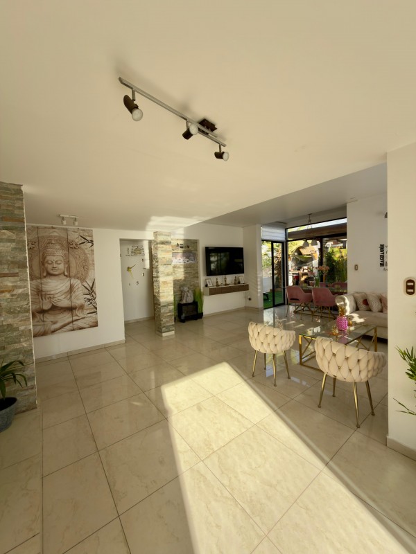 Amplia Casa de 5D y 5B Con Piscina en Excelente Sector
