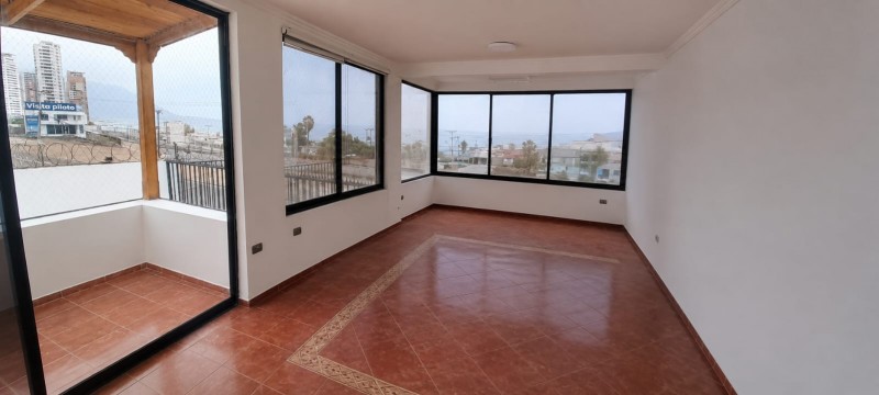 Amplia Casa de 5D y 5B Con Piscina en Excelente Sector