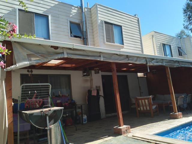 Casa Con Piscina en Condominio