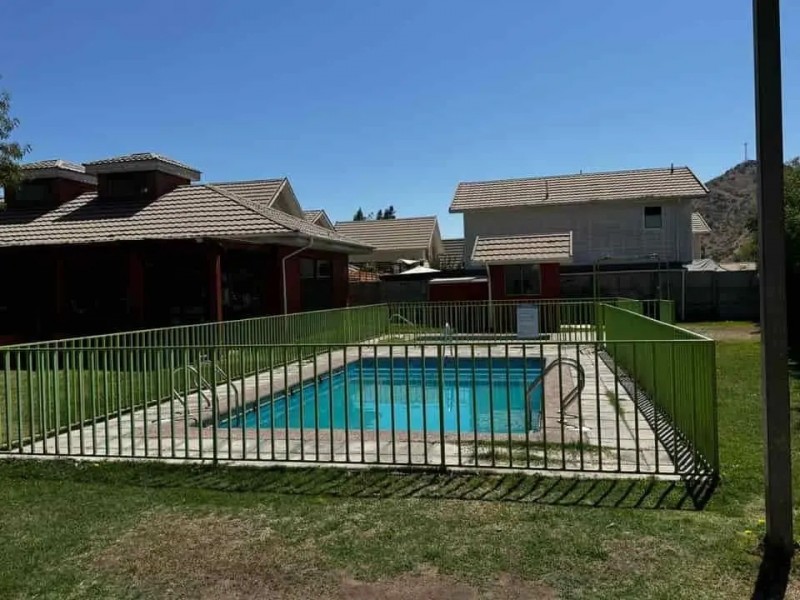 Casa Con Piscina en Condominio