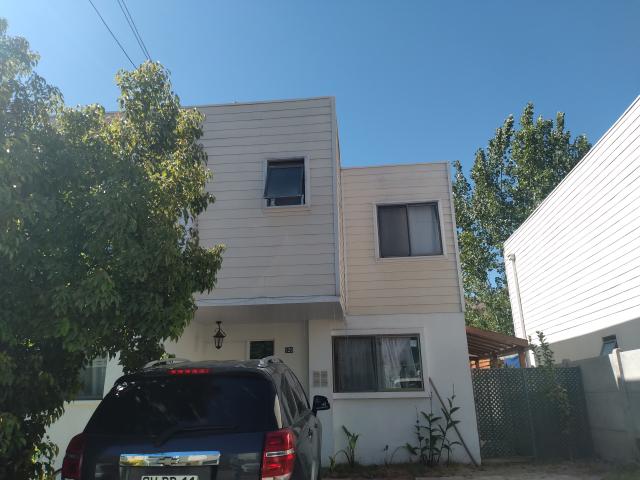 Casa Con Piscina en Condominio