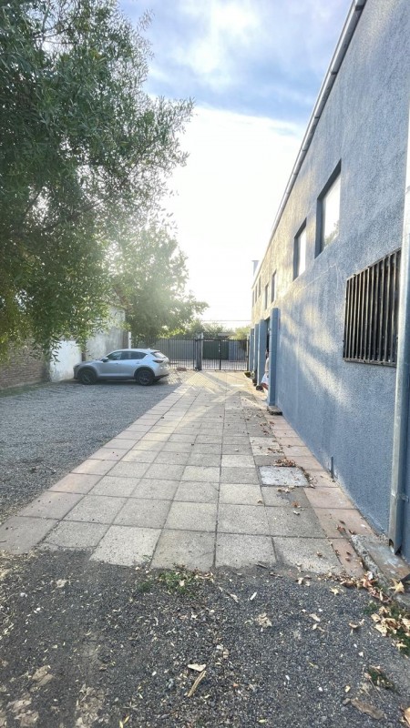 Amplio Local ,con 2 Plantas ,baños y Estacionamientos