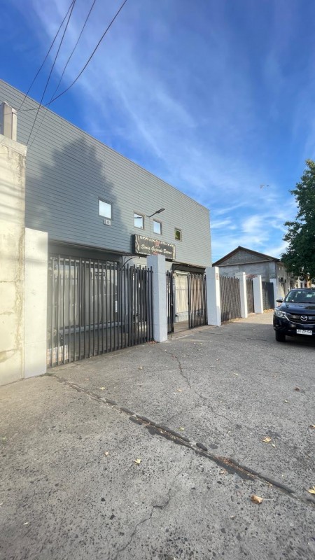 Amplio Local ,con 2 Plantas ,baños y Estacionamientos