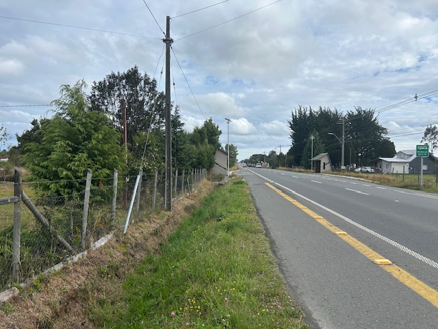 Panitao Casa y Terreno Orilla de Carretera.-