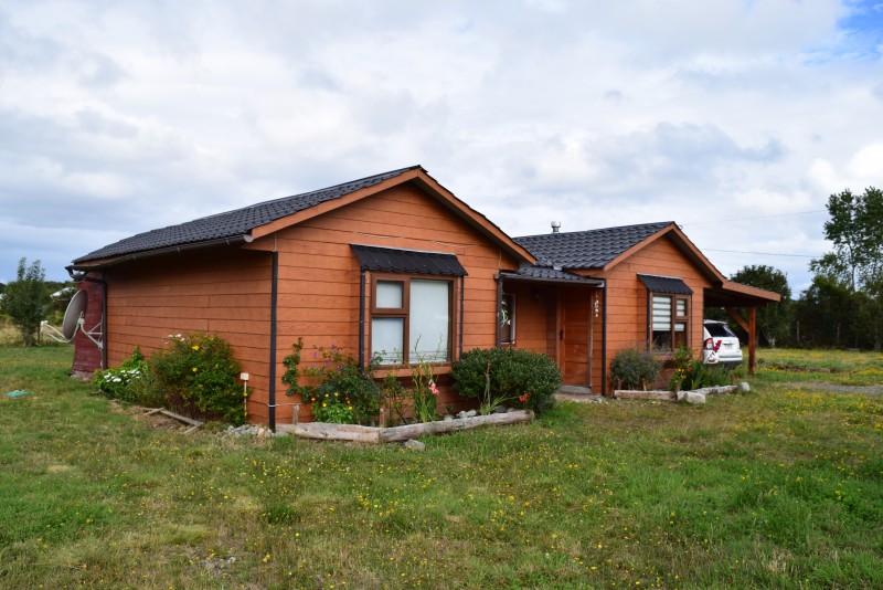 Panitao Casa y Terreno Orilla de Carretera.-