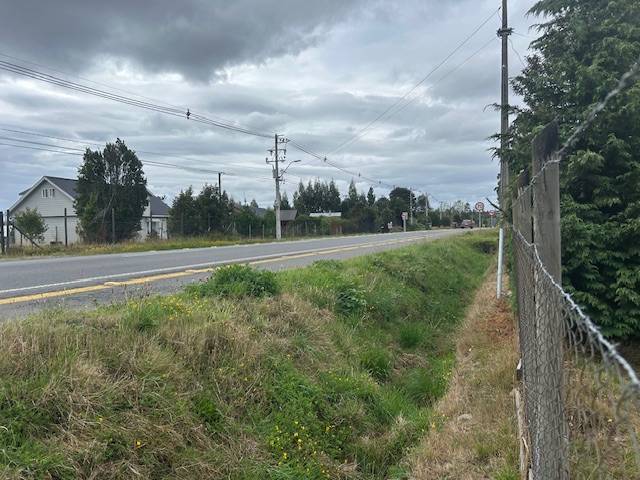 Panitao Casa y Terreno Orilla de Carretera.-