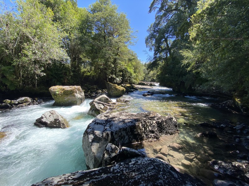 Hornopiren ,orilla de Rio y Cascadas.
