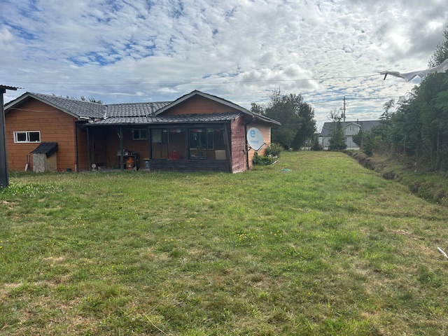 Panitao Casa y Terreno Orilla de Carretera.-
