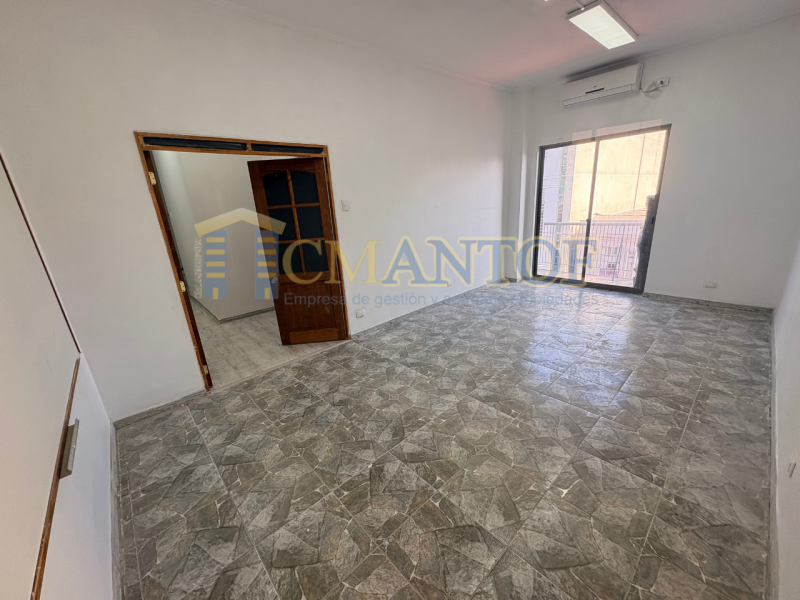 Fotografía de Arriendo Remodelada Oficina 3 Privados Frente Serviu, Centro