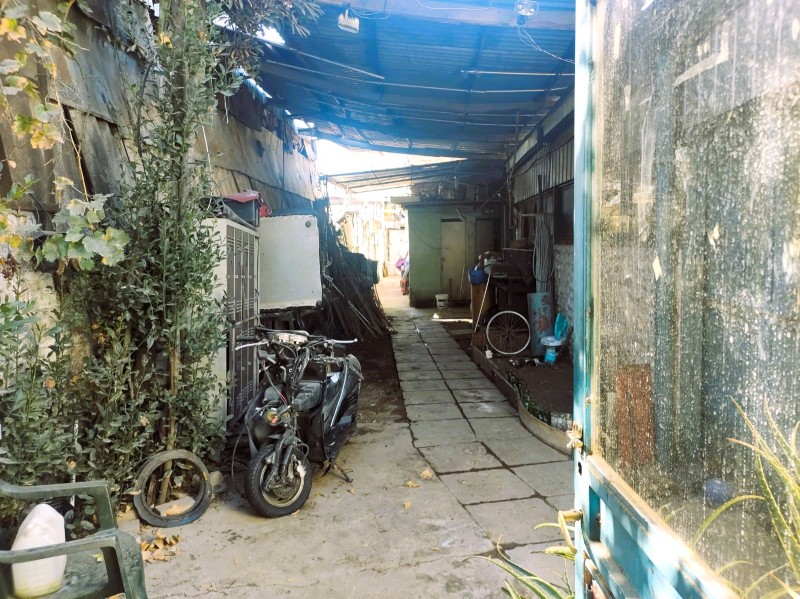 Casa Antigua, Amplio Terreno Con Galpón.