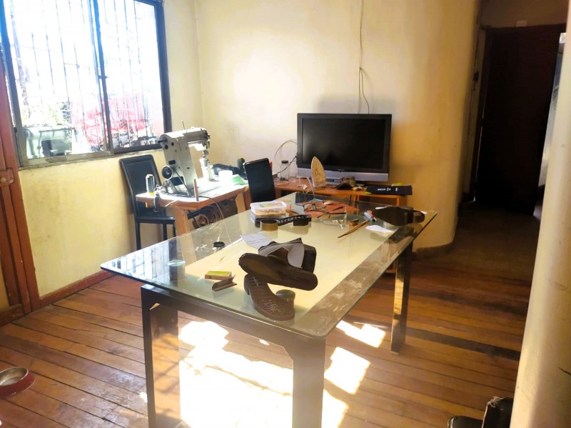 Casa Antigua, Amplio Terreno Con Galpón.