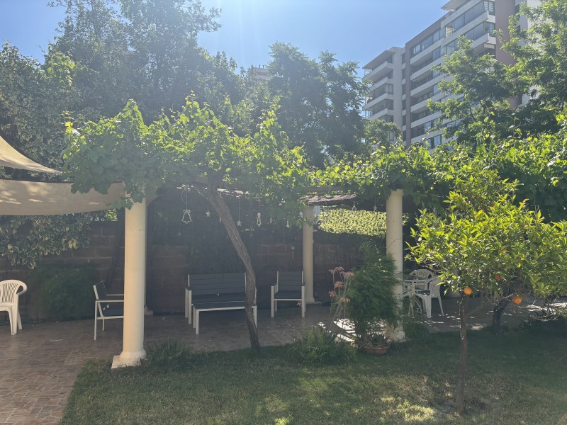 Hermosa Casa Con Gran Terreno en el Corazón de Macul