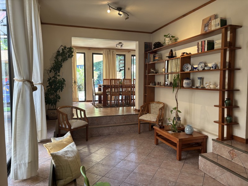 Hermosa Casa Con Gran Terreno en el Corazón de Macul