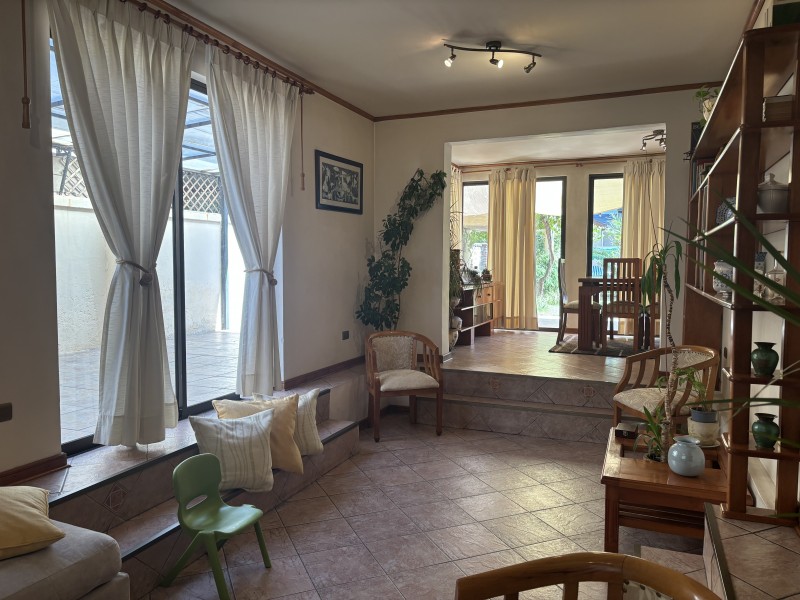 Hermosa Casa Con Gran Terreno en el Corazón de Macul