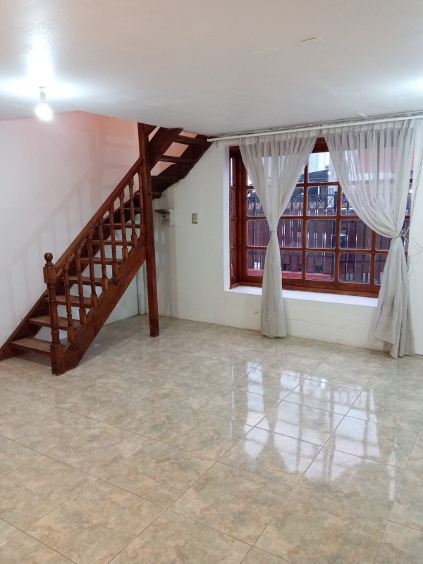 Preciosa Casa Sólida de Dos Pisos en Villa Cordillera, Rgua