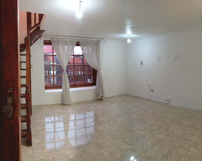 Preciosa Casa Sólida de Dos Pisos en Villa Cordillera, Rgua