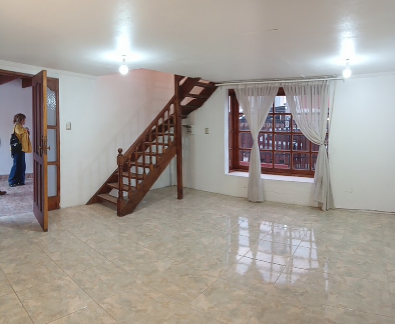 Preciosa Casa Sólida de Dos Pisos en Villa Cordillera, Rgua