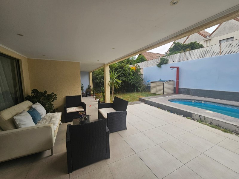 Casa Con Patio y Piscina Se Vende Quebrada de Macul Peñalole